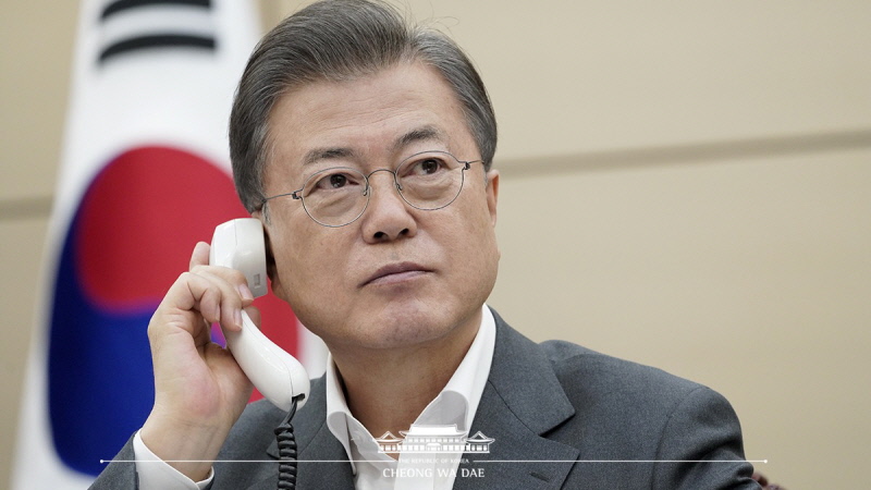 Speaking by phone at Cheong Wa Dae to Ukrainian President Volodymyr Zelenskyy