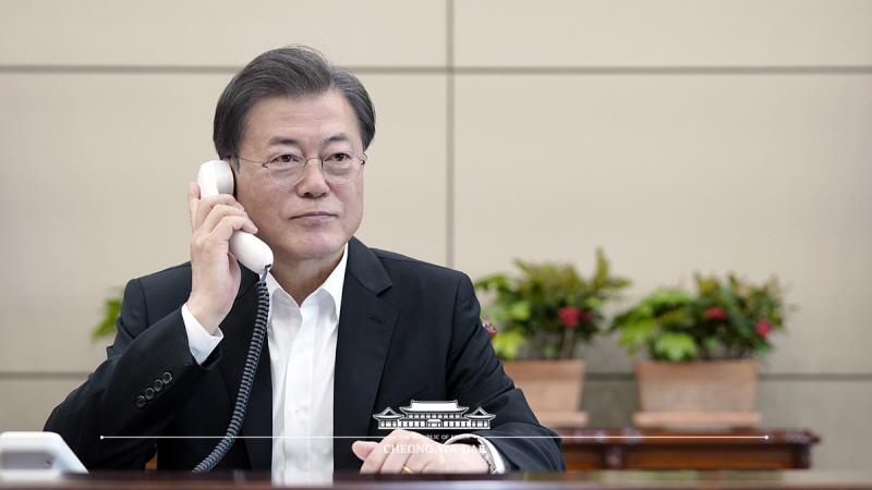 Speaking by phone to President of Lithuania Gitanas Nausėda at Cheong Wa Dae