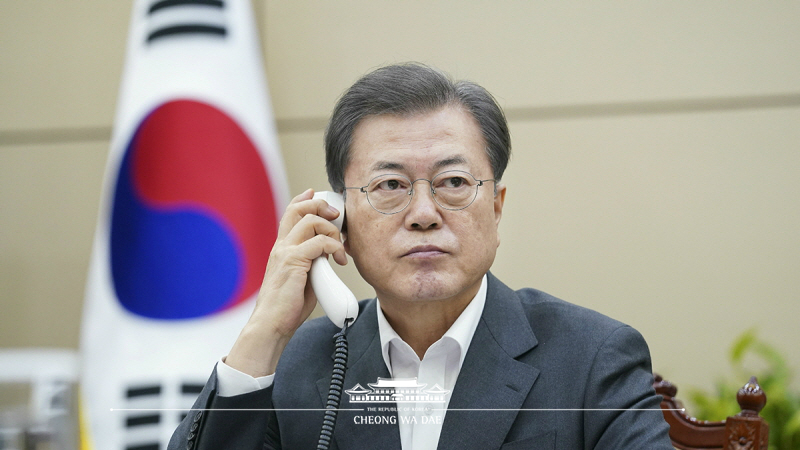 Speaking by phone to President of China Xi Jinping at Cheong Wa Dae