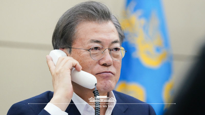 Speaking by phone to President of Turkey Recep Tayyip Erdoğan at Cheong Wa Dae