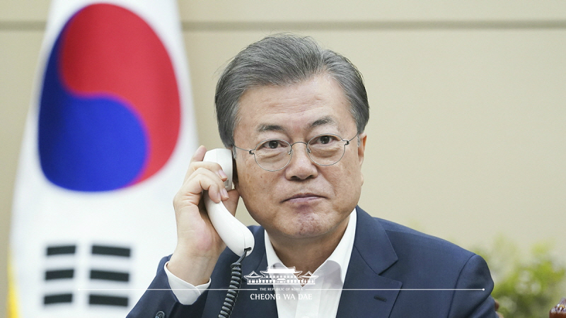 Speaking by phone to Prime Minister of Sweden Stefan Löfven at Cheong Wa Dae