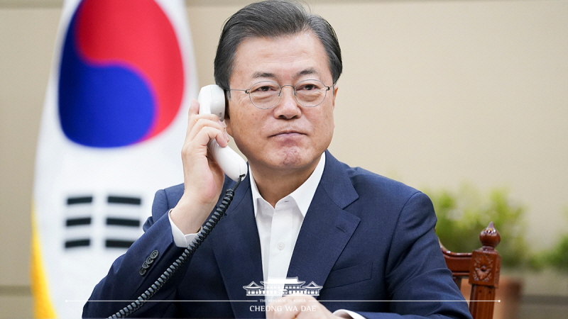 Speaking by phone to Prime Minister of Canada Justin Trudeau at Cheong Wa Dae