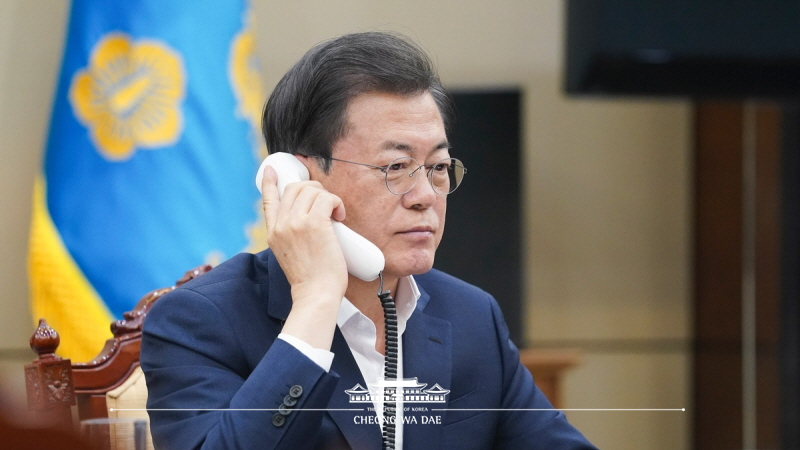 Speaking by phone to Prime Minister of Spain Pedro Sánchez at Cheong Wa Dae