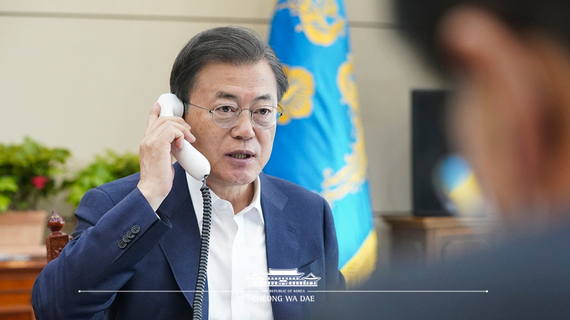 Speaking by phone at Cheong Wa Dae to Colombian President Iván Duque Márquez