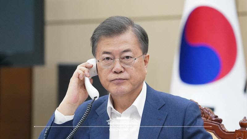 Speaking by phone at Cheong Wa Dae to Polish President Andrzej Duda