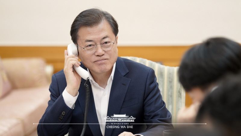 Speaking by phone to President of the United States Donald Trump at Cheong Wa Dae