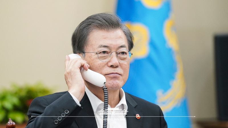 Speaking by phone at Cheong Wa Dae to Vietnamese Prime Minister Nguyen Xuan Phuc