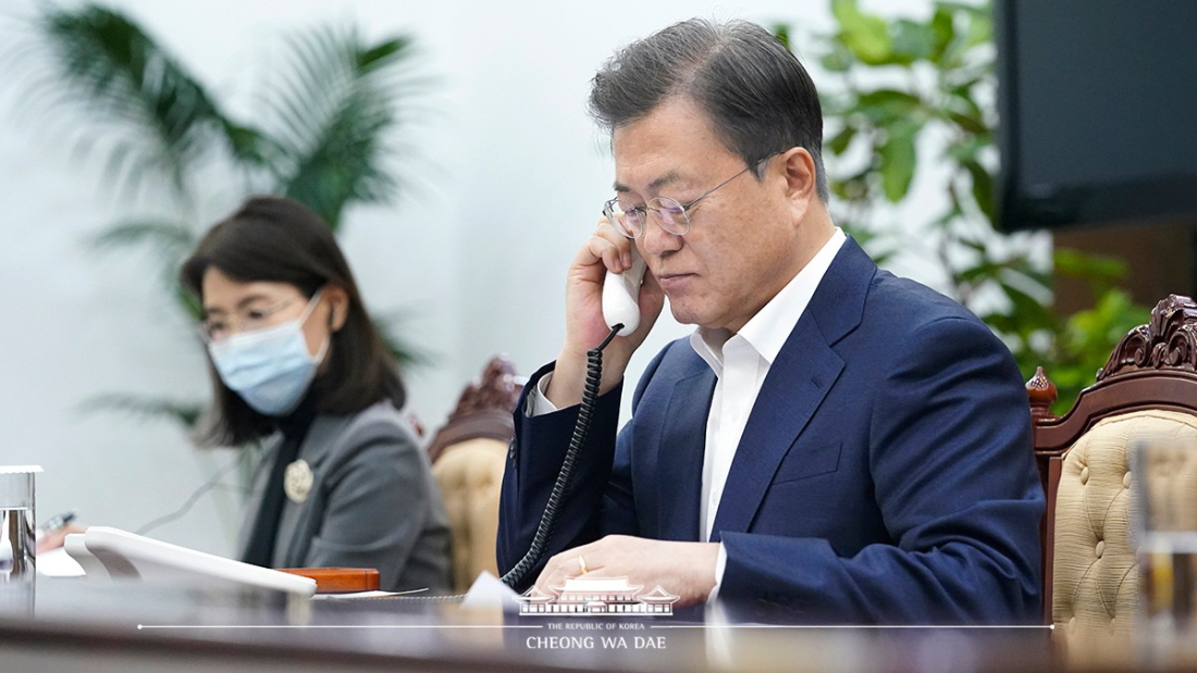 Speaking by phone at Cheong Wa Dae to Finnish President Sauli Niinistö