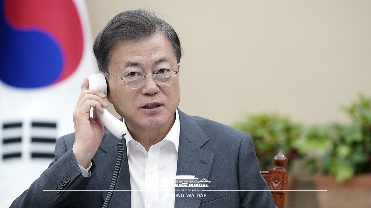 Speaking by phone at Cheong Wa Dae to Indonesian President Joko Widodo