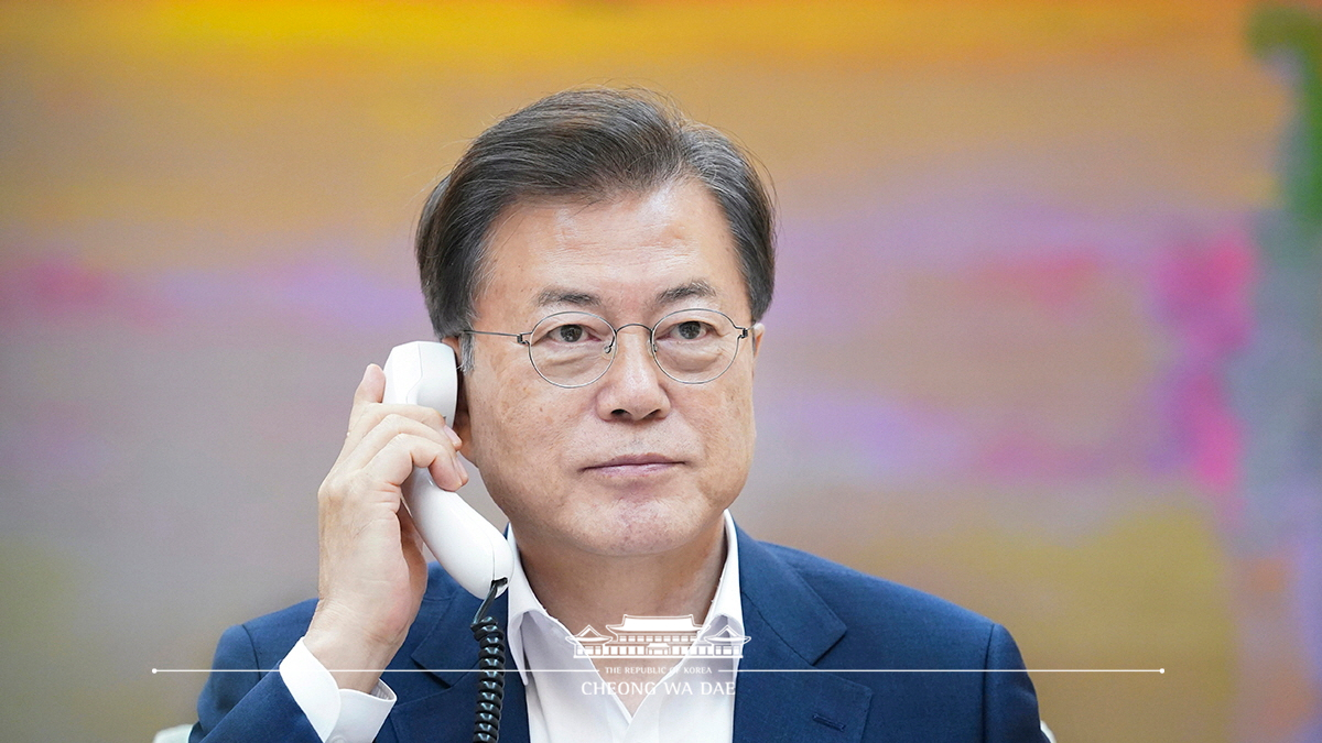 Speaking by phone to President of the People’s Republic of China Xi Jinping from Cheong Wa Dae