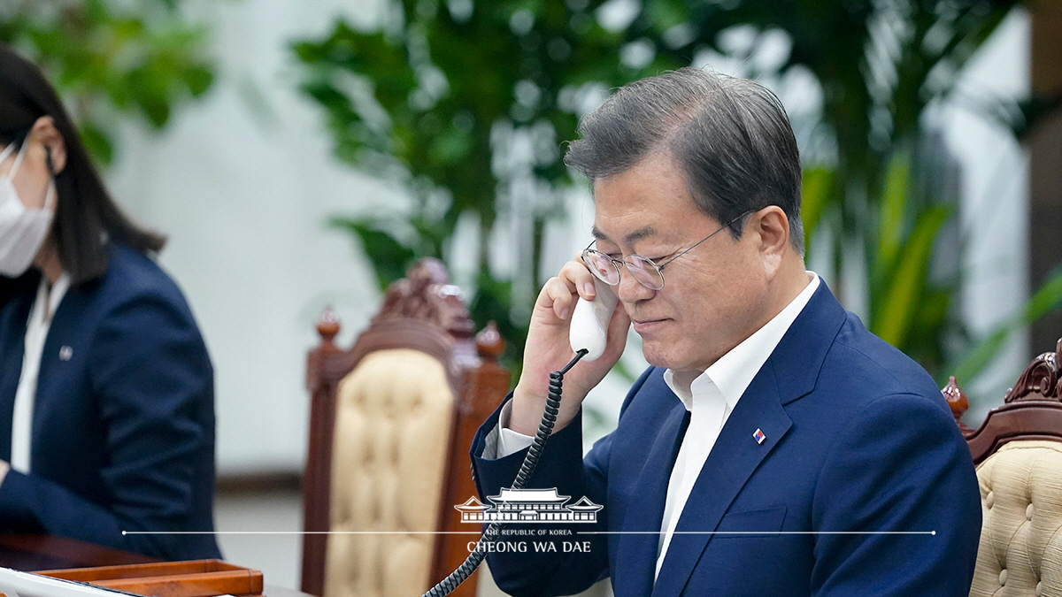 Speaking by phone to President of Turkey Recep Tayyip Erdoğan from Cheong Wa Dae