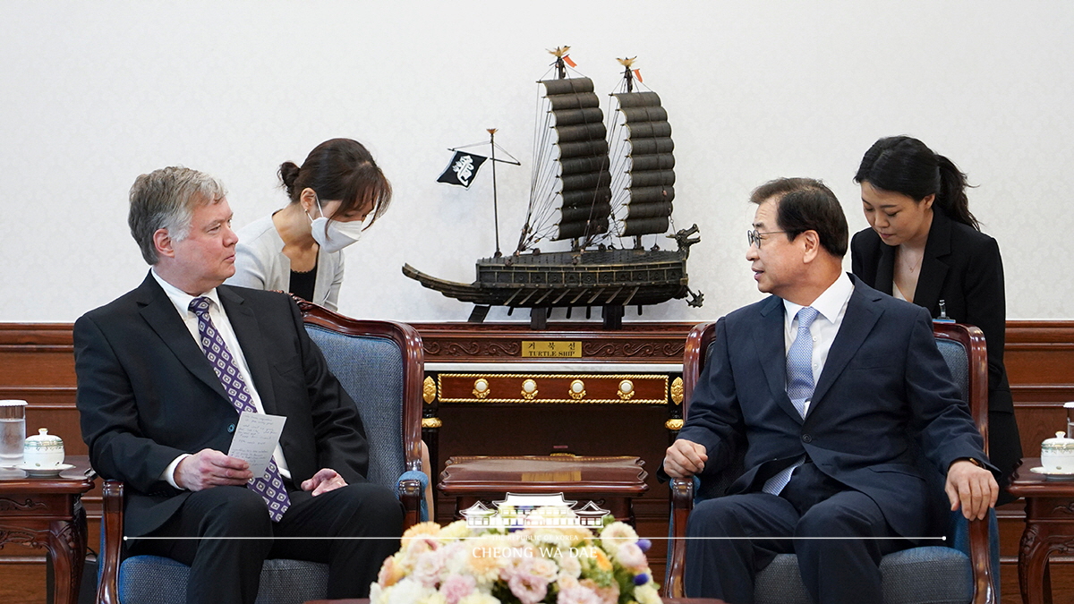 Director of National Security Suh Hoon meeting with U.S. Deputy Secretary of State Stephen Biegun, who also serves as U.S. Special Representative for North Korea, at Cheong Wa Dae