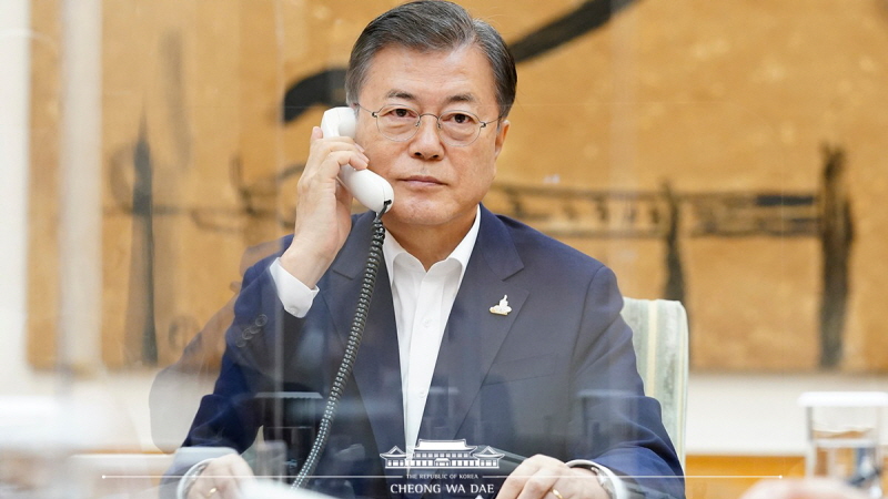 Speaking by phone to Chancellor of the Federal Republic of Germany Angela Merkel from Cheong Wa Dae