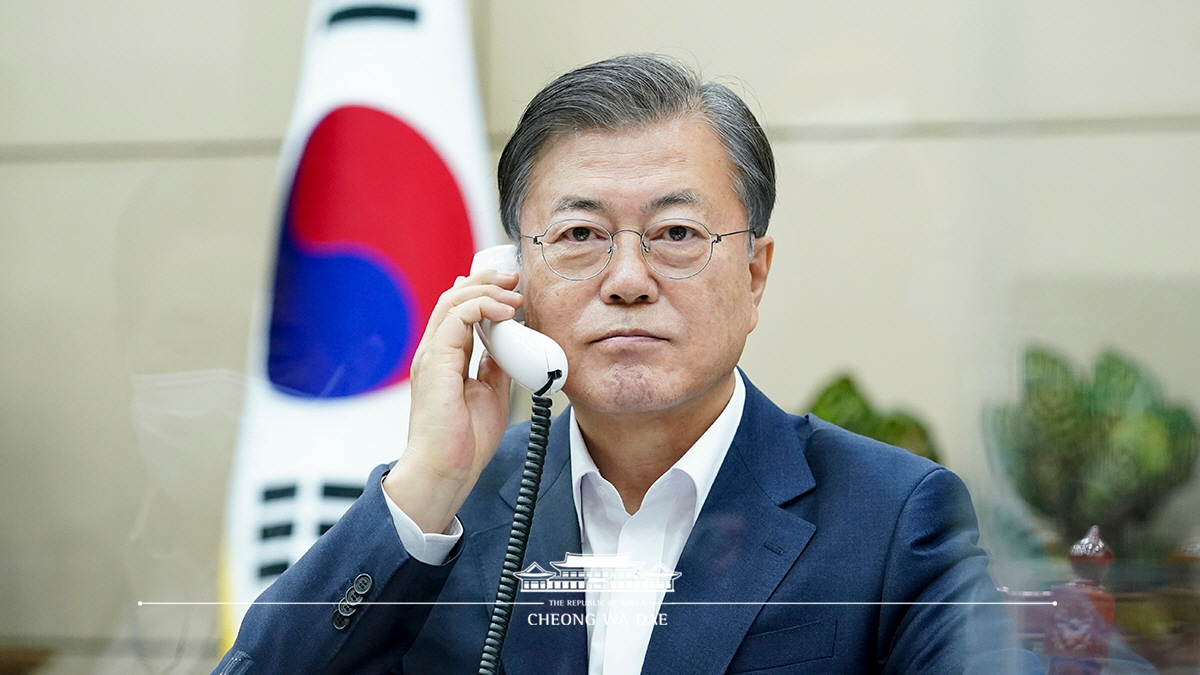 Speaking by phone to Prime Minister Giuseppe Conte of the Italian Republic from Cheong Wa Dae