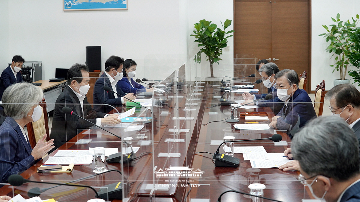 Attending a strategy meeting at Cheong Wa Dae to support Minister for Trade Yoo Myung-hee in the election of the next World Trade Organization Director-General