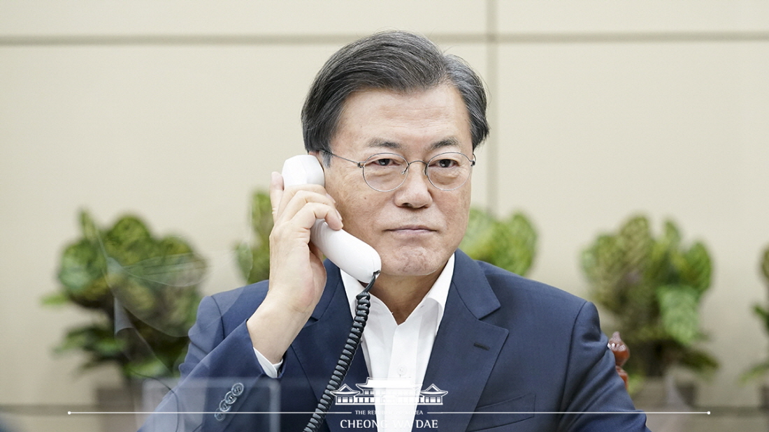 Speaking by phone to Prime Minister Boris Johnson of the United Kingdom from Cheong Wa Dae