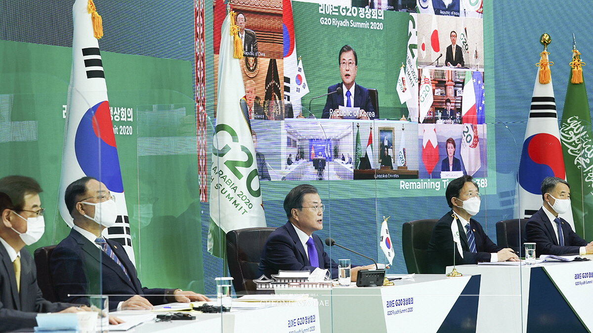 Attending the G20 Riyadh Summit via video conferencing from Cheong Wa Dae on the second day of the event