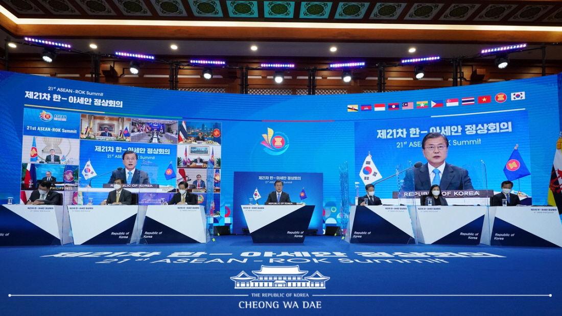 Attending the 21st ASEAN-ROK Summit via video conferencing from Cheong Wa Dae