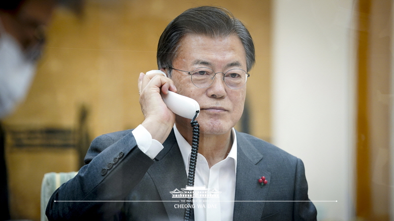 Speaking by phone to President Xi Jinping of the People’s Republic of China from Cheong Wa Dae