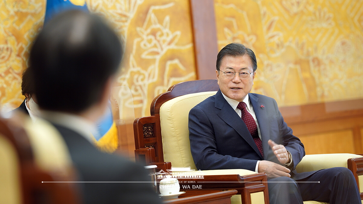 Meeting with the departing Japanese Ambassador to Korea, Koji Tomita, at Cheong Wa Dae