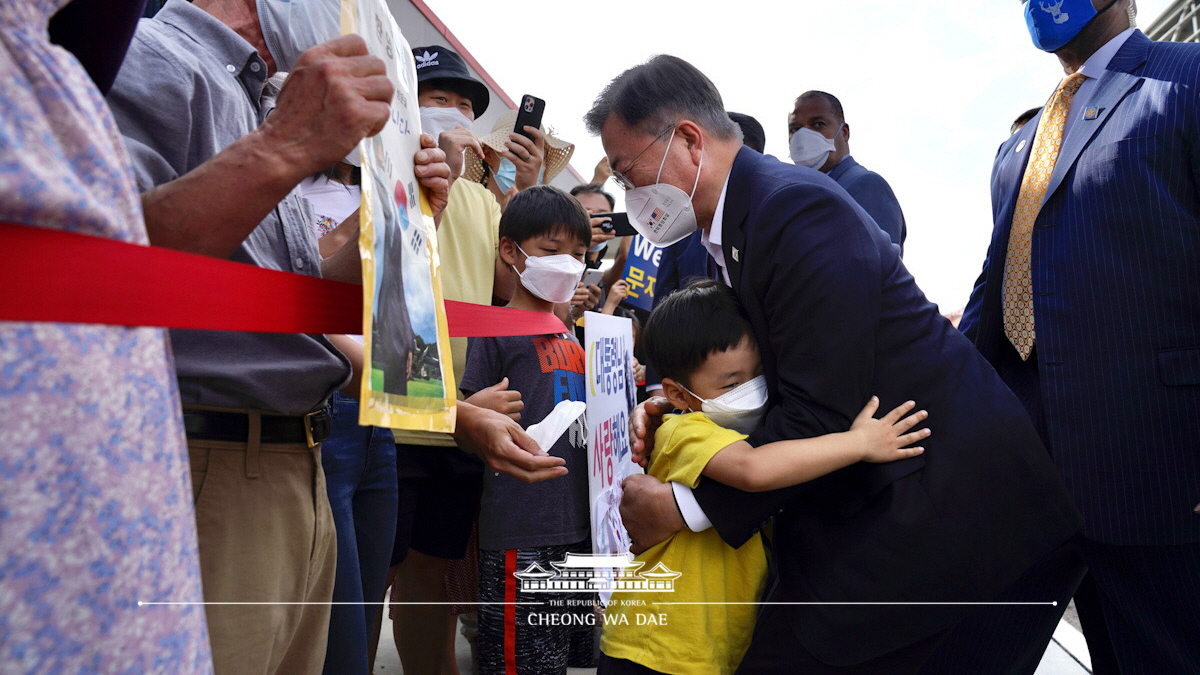 Meeting with members of the local Korean community welcoming the President to Atlanta, Georgia