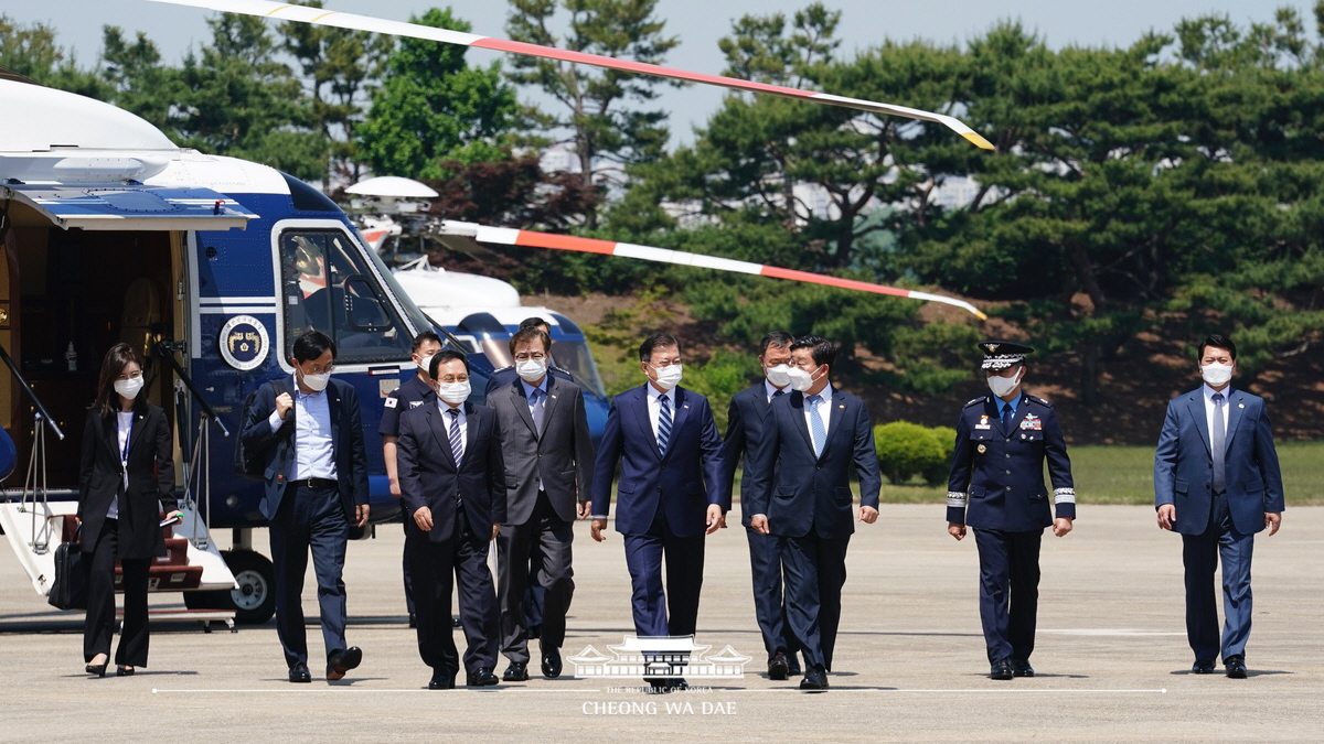 Departing from Seoul Air Base for the United States to attend the ROK-U.S. summit