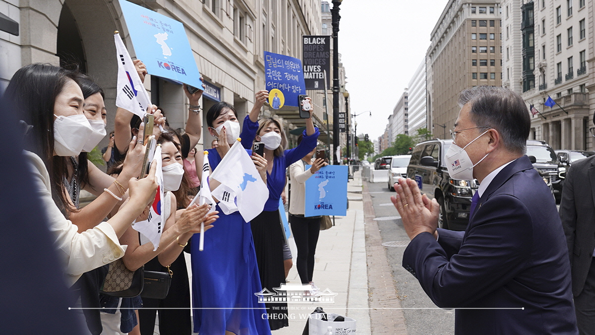 Meeting with members of the Washington, D.C. Korean community seeing the President off