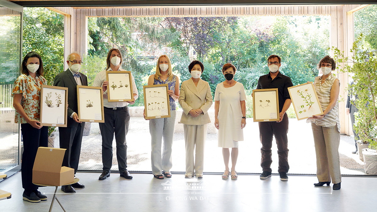 First Lady Kim Jung-sook visiting the University of Vienna Botanical Garden during President Moon Jae-in’s state visit to Austria