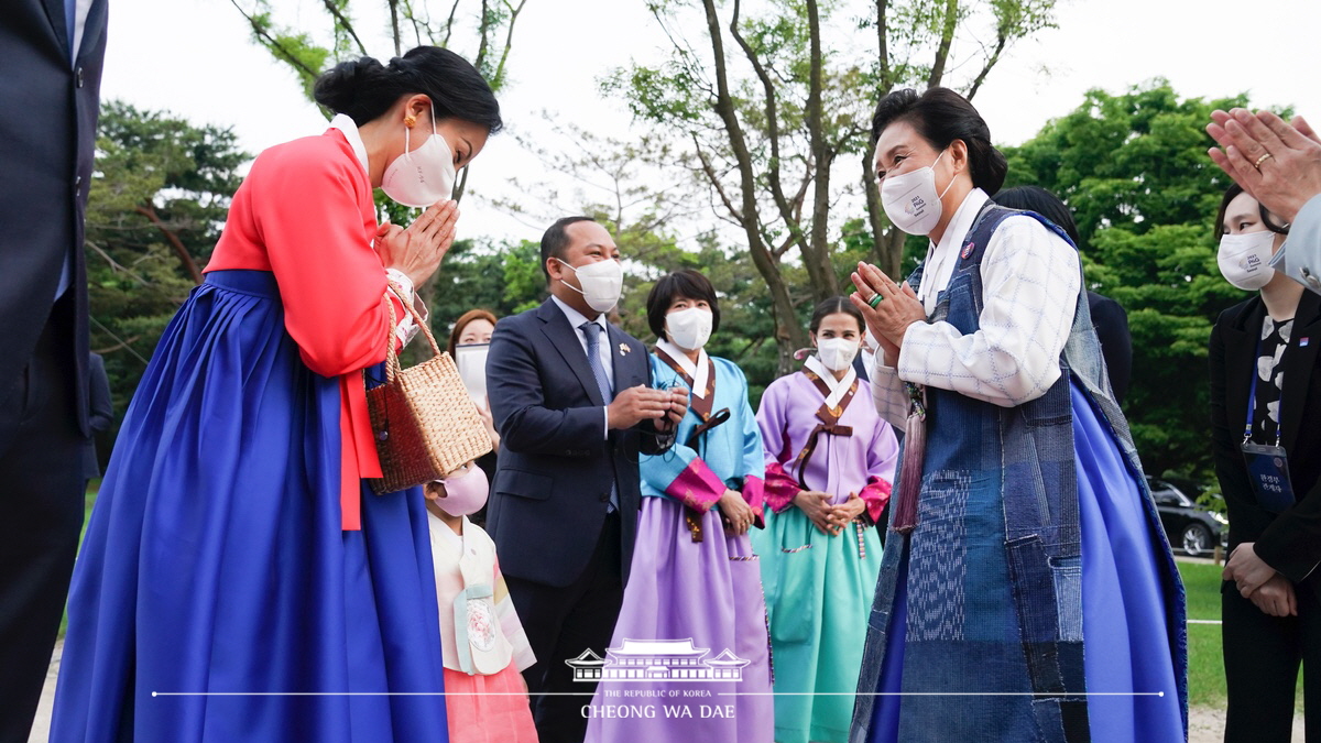 First Lady Kim Jung-sook attending an upcycled fashion show held at Gyeongbokgung Palace on the sidelines of the 2021 P4G Seoul Summit