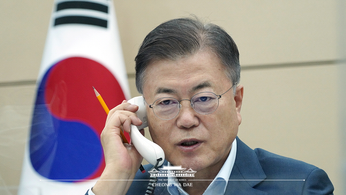 Speaking by phone to Prime Minister Prayut Chan-o-cha of Thailand from Cheong Wa Dae