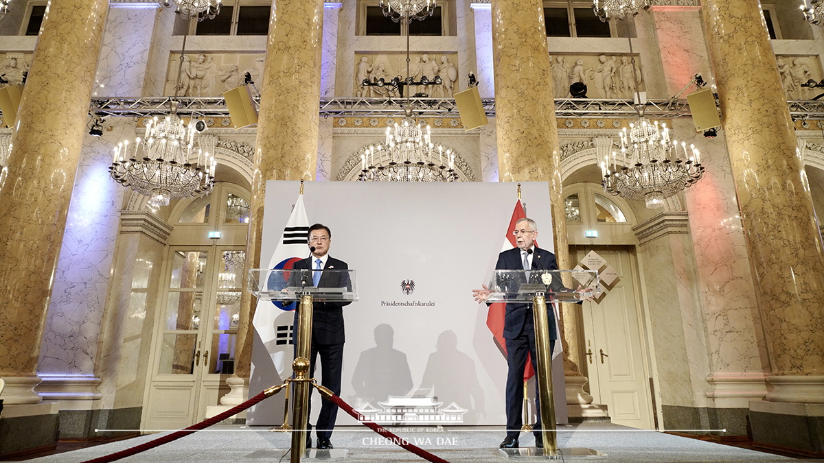 Attending a joint press conference with President Van der Bellen following the Korea-Austria summit in Vienna