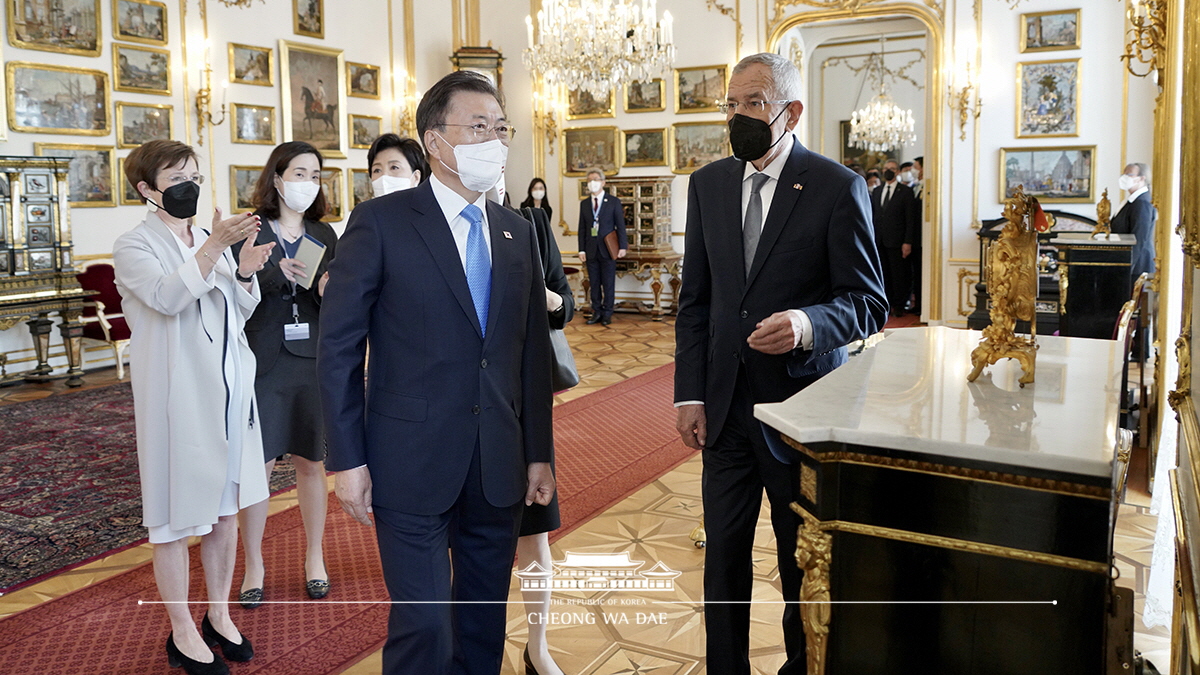 Exchanging Korea and Austria’s orders of honor and having a brief conversation prior to the summit in Vienna