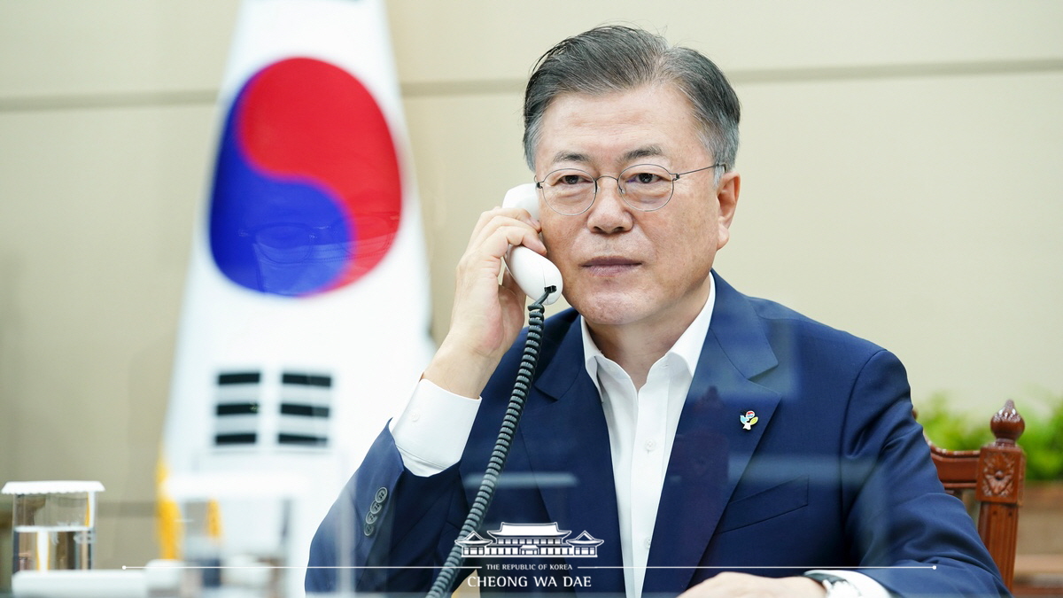 Speaking by phone to Prime Minister Boris Johnson of the United Kingdom from Cheong Wa Dae