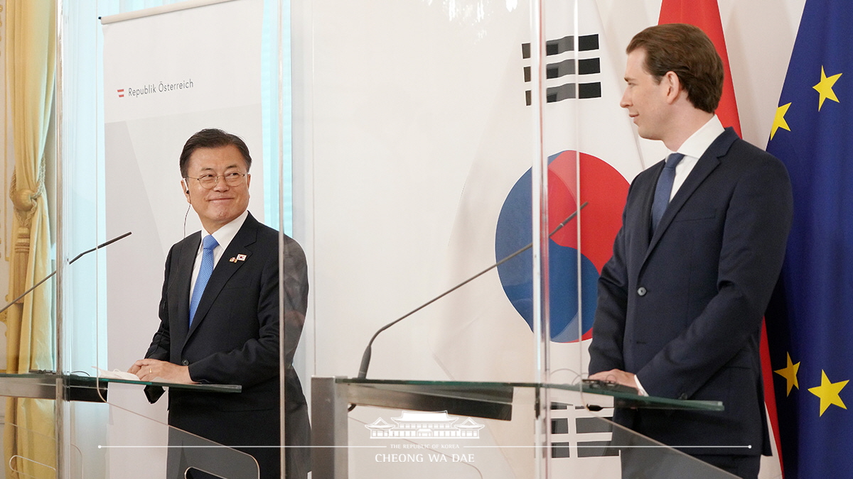 Attending a joint press conference following the signing ceremony for bilateral Korea-Austria agreements at the Federal Chancellery in Vienna