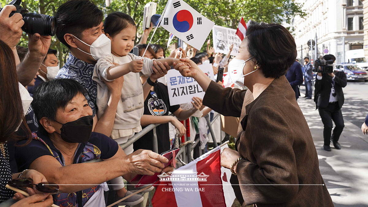 Members of the local Korean community seeing the President and First Lady off after the state visit to Austria