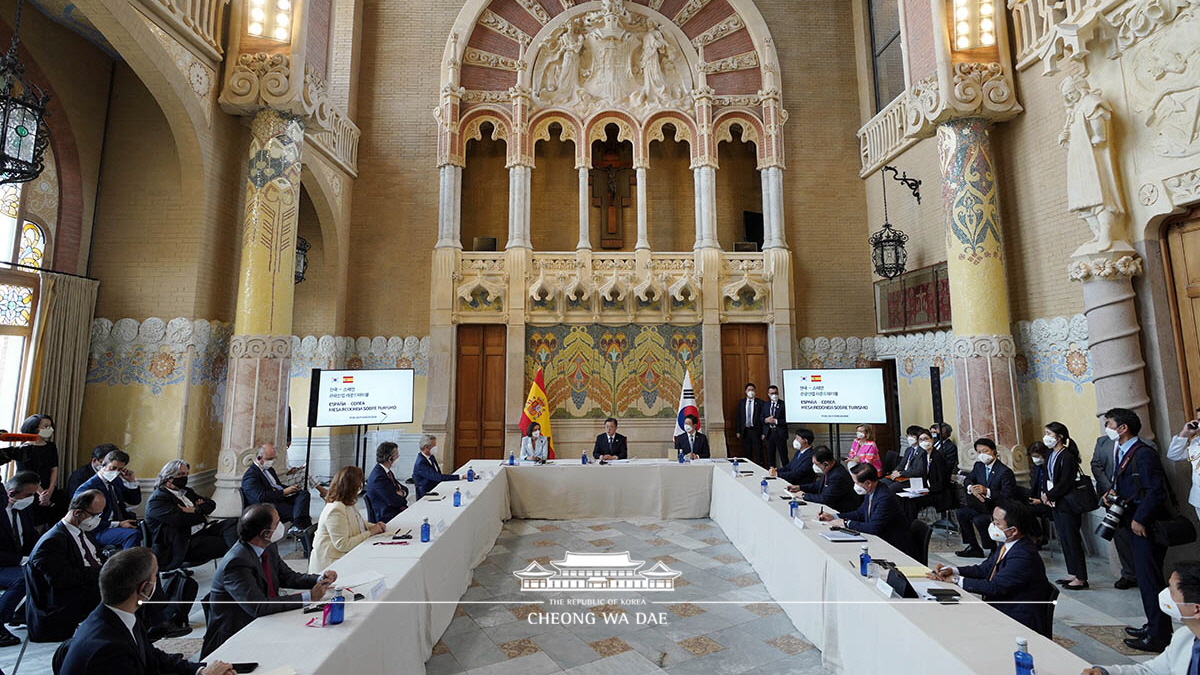 Attending the Korea-Spain Roundtable on Tourism in Barcelona during a state visit to Spain