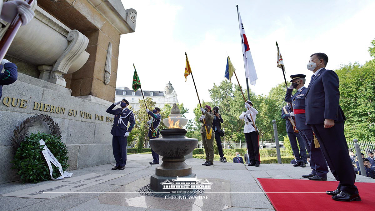 Laying a wreath at the Monument to the Fallen for Spain in