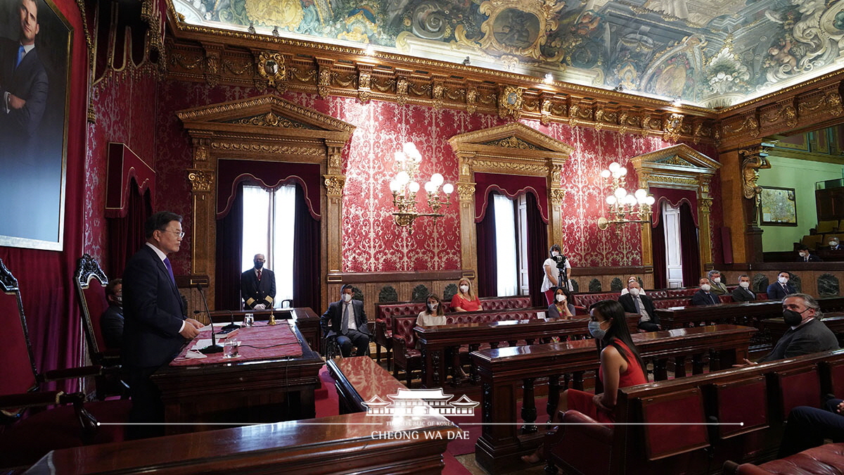 Visiting Madrid City Hall during a state visit to Spain