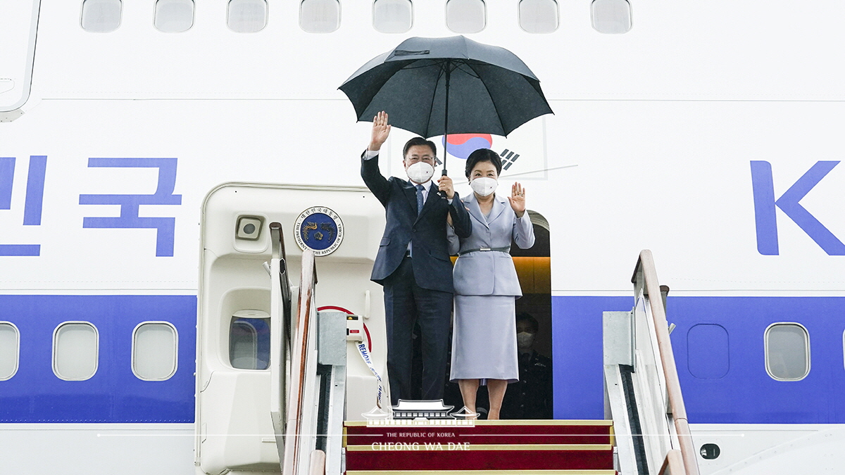 Arriving at Seoul Air Base from a trip to Europe for the G7 Summit and state visits to Austria and Spain