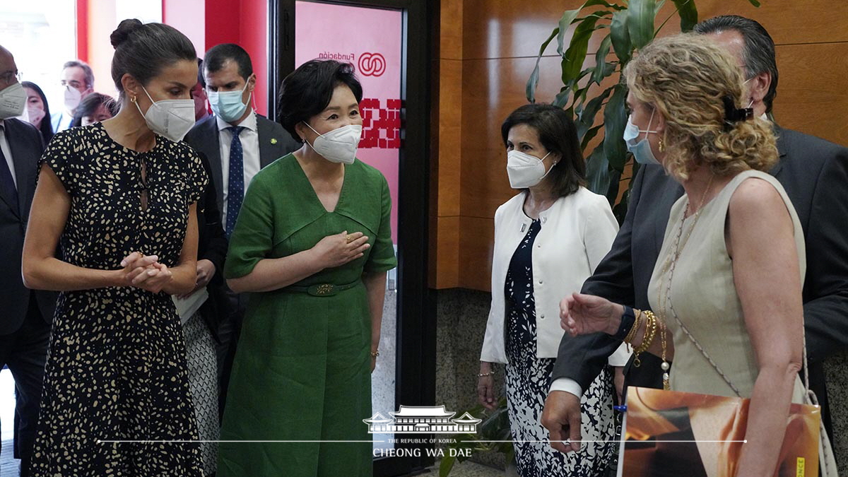 First Lady Kim Jung-sook visiting ONCE, a national organization for the blind and visually impaired in Madrid, Spain