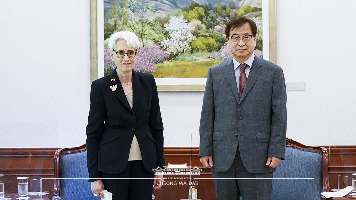 Director of National Security Suh Hoon meeting with U.S. Deputy Secretary of State Wendy Sherman at Cheong Wa Dae