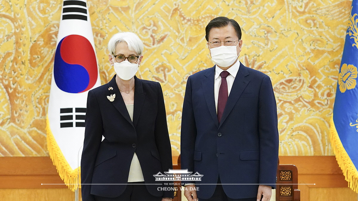 Meeting with U.S. Deputy Secretary of State Wendy Sherman at Cheong Wa Dae