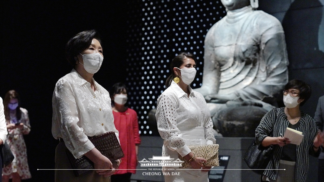 First Lady Kim Jung-sook and her Colombian counterpart Maria Juliana Ruiz Sandoval visiting the National Museum of Korea in Seoul