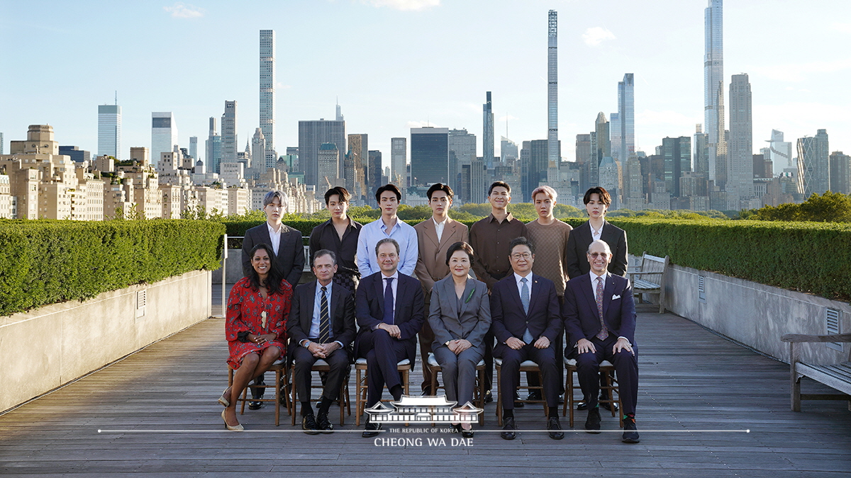 First Lady Kim Jung-sook visiting the Arts of Korea Gallery at the Metropolitan Museum of Art, New York