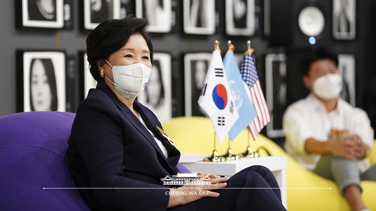 First Lady Kim Jung-sook meeting with young Korean Americans in New York