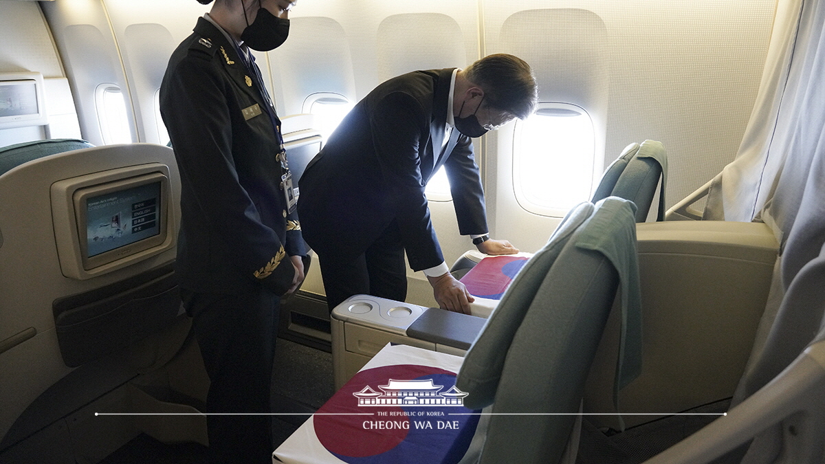 Laying the remains of Korean soldiers in state temporarily in the presidential plane for their last mission – Return to the Homeland