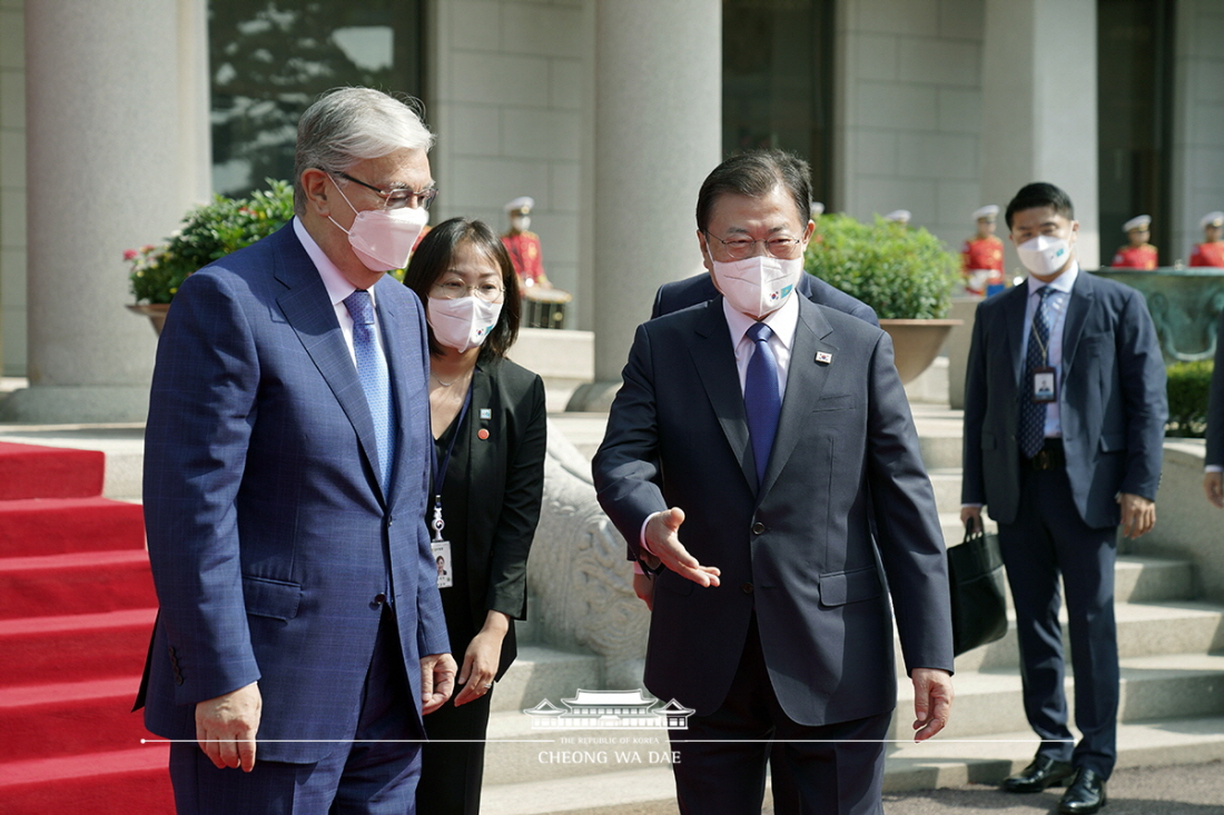 Attending the official welcoming ceremony at Cheong Wa Dae for President Kassym-Jomart Tokayev of Kazakhstan on his state visit to Korea