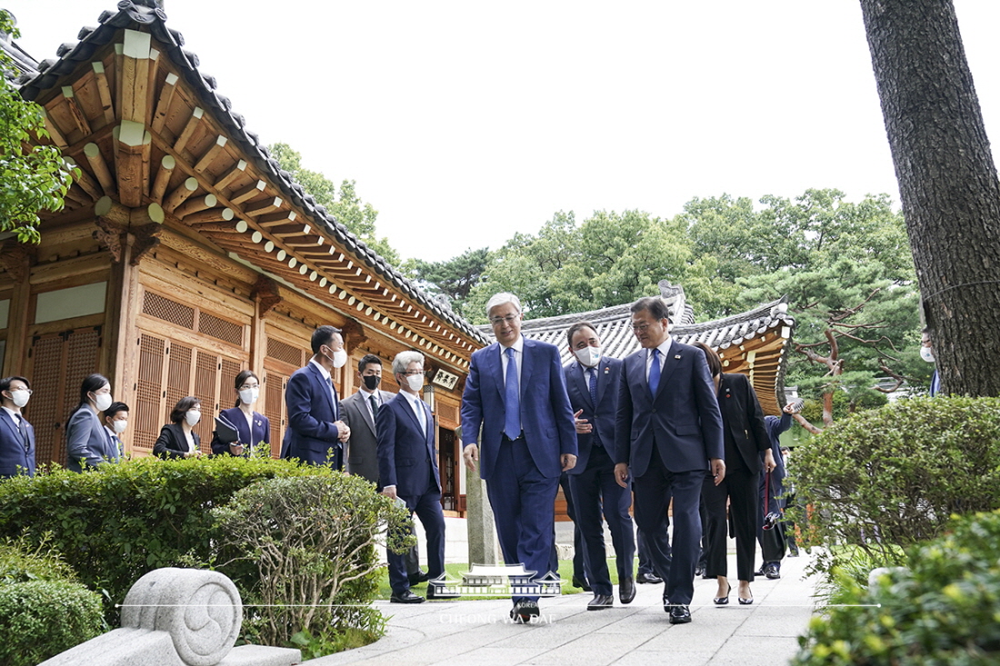 Conversing with Kazakh President Kassym-Jomart Tokayev over tea at Cheong Wa Dae