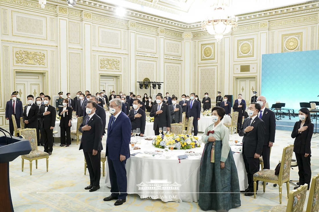 Attending the state dinner for Kazakh President Kassym-Jomart Tokayev at Cheong Wa Dae