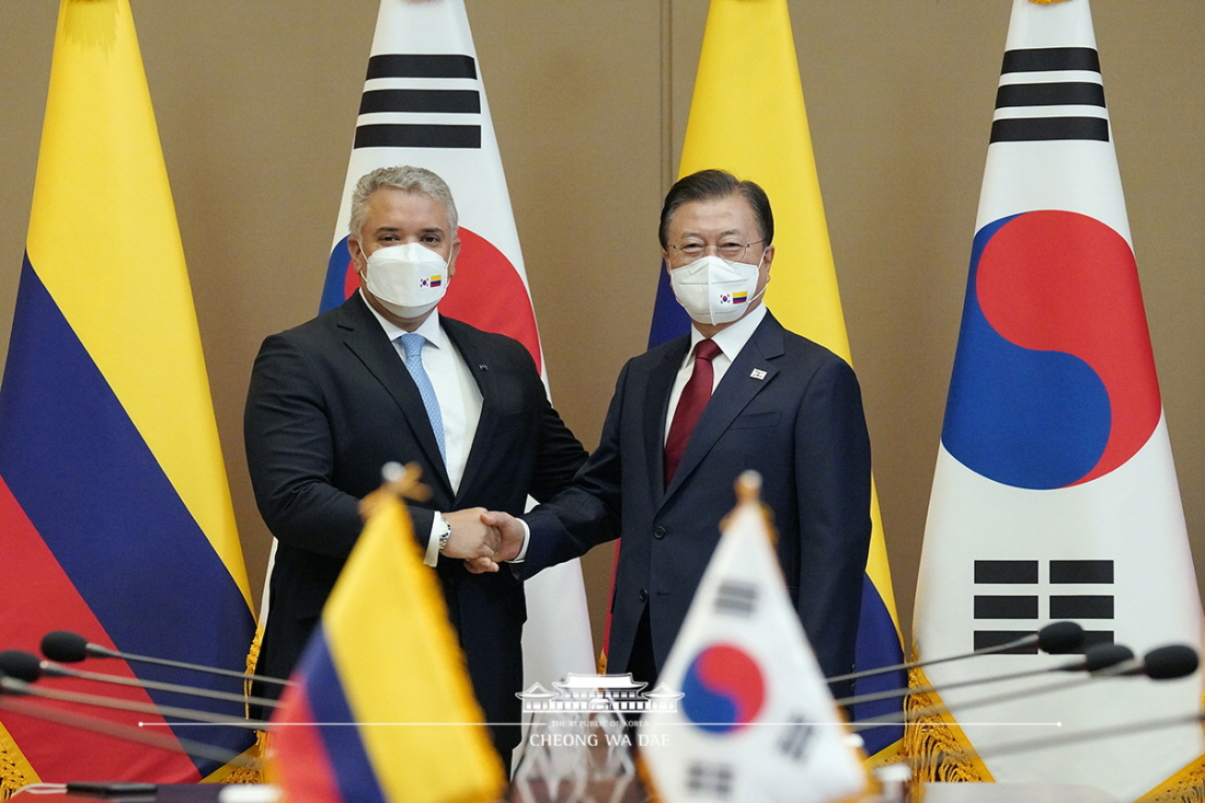 Attending the Korea-Colombia summit at Cheong Wa Dae